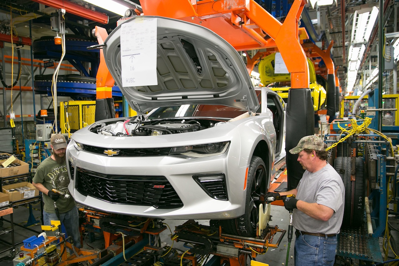 2016 Chevy Camaro assembly. Photo by John F. Martin for General Motors