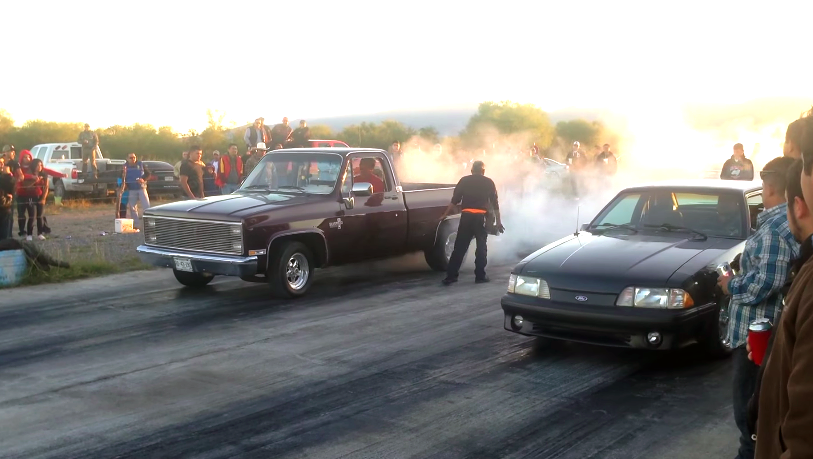 Chevy C10 vs mustang 5.0 alterado