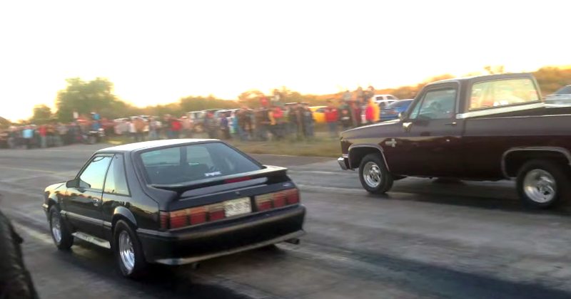 Chevy C10 vs mustang 5.0 alterado