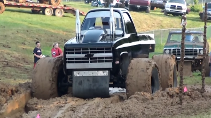 Custom Chevy Mud Truck Destroys a SM-465 With A SBC On The Bottle