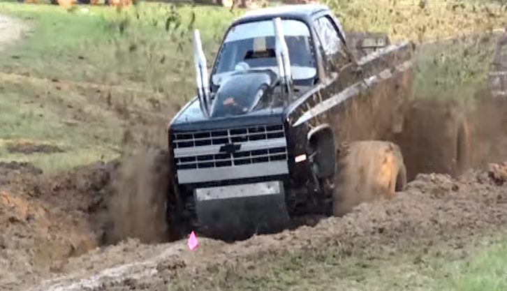 Custom Chevy Mud Truck Destroys a SM-465 With A SBC On The Bottle