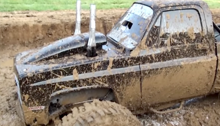 Custom Chevy Mud Truck Destroys a SM-465 With A SBC On The Bottle