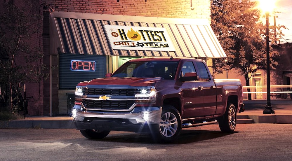 2016-Chevrolet-Silverado-LT-at-Restaurant-005